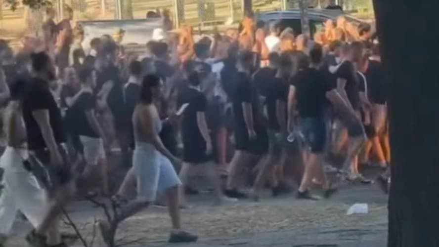 Velika masa Grobara krenula ka stadionu Zvezde (VIDEO)